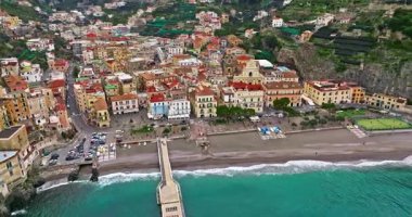İtalya 'nın Amalfi kıyısındaki Minori tatil köyünün hava manzarası.
