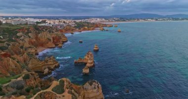 Günbatımında Ponta da Piedade, Lagos, Portekiz 'deki dramatik uçurumların ve deniz fenerinin havadan görünüşü.