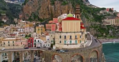 İtalya 'nın ünlü Amalfi Sahili' nin Atrani manzarası. Amalfi sahilinin ünlü turistik beldesi..