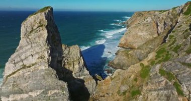 Issız, vahşi sahil manzaralı Ursa. Atlantik Okyanusu kıyısındaki Rocky plajı Praia da Ursa plajı, Portekiz.