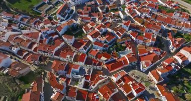 Yel değirmeni ve pitoresk çatıları olan küçük köyün havadan görünüşü, Aldatmaca, Portekiz.