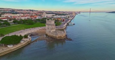 Lizbon 'daki Belem Kulesi' nin hava görüntüsü. Ortaçağ binası, turistik dönüm noktası. Lizbon, Portekiz.