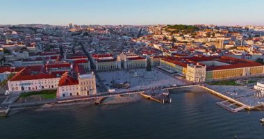 Comerce Meydanı 'nın hava manzarası. Tarihi şehir manzarası. Lizbon, Portekiz.