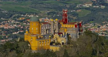 Sintra, Lizbon, Portekiz 'deki ünlü tarihi Pena Sarayı' nın hava manzarası.
