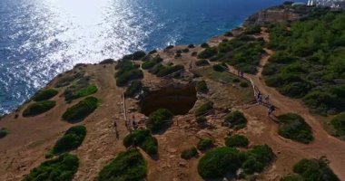 Benagil Mağarası 'nın havadan görünüşü, Portekiz, Algarve' deki dairesel uçurum üstü delikten görülüyor..