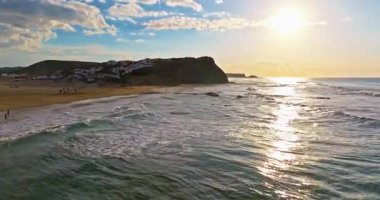 Aljezur Portekiz 'in havadan görünüşü. Gün batımında küçük, rahat, geleneksel bir sörf kasabası.