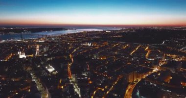 Lizbon ufuk çizgisi Portekiz 'in gece manzarası. Gece Çarpıcı Manzarası.