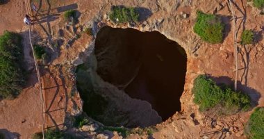 Benagil Mağarası 'nın havadan görünüşü, Portekiz, Algarve' deki dairesel uçurum üstü delikten görülüyor..