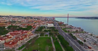 Lizbon Portekiz kıyı şeridinin havadan görüntüsü. Güzel şehir manzarası. Portekiz.