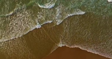 Okyanus dalgaları, kumlu kıyı şeridi, üst hava manzarası. Dalgalar okyanusu okşar, güzel okyanus kıyıları Portekiz 'i.