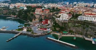 Güney İtalya 'daki Akdeniz kıyısındaki Napoli Körfezi' ndeki Sorrento şehri ve sahil manzarası.