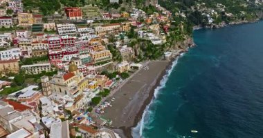 Positano 'nun havadan görünüşü. Meşhur renkli evler. İtalya, Amalfi Sahili 'nde muhteşem bir mimari..