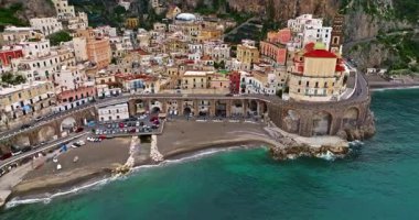 İtalya 'nın ünlü Amalfi Sahili' nin Atrani manzarası. Amalfi sahilinin ünlü turistik beldesi..