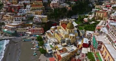 Positano 'nun havadan görünüşü. Marina Grande plajı, belediye binası, Amalfi sahilindeki SantAndrea Duomo çan kulesi, İtalya.