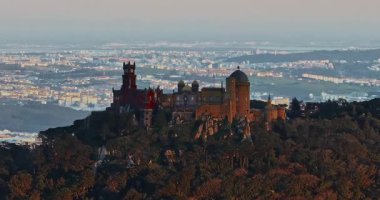 Günbatımında renkleri olan Sintra 'daki Pena Sarayı' nın hava manzarası.