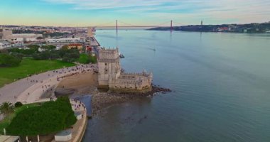 Lizbon 'daki Belem Kulesi' nin hava görüntüsü. Ortaçağ binası, turistik dönüm noktası. Lizbon, Portekiz.