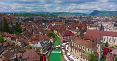 Annecy, Fransa 'nın havadan görünüşü. Yukarıdan şehir merkezi manzarası. Fransa 'nın en resimli ve ziyaret edilen şehirlerinden biri..