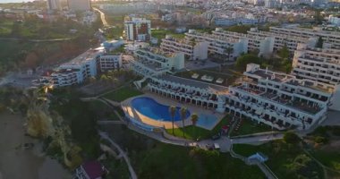  Günbatımında Ponta da Piedade, Lagos, Portekiz 'deki dramatik uçurumların ve deniz fenerinin havadan görünüşü.