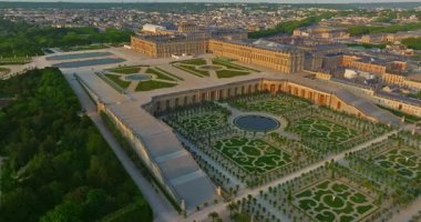 Versay Sarayı 'nın havadan görünüşü ve çevresindeki bahçeler, Fransa.