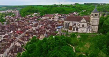 Antik Tonnerre şehrinin sıradışı su deposu Fosse Dionne ile hava manzarası. Burgundy Fransa.