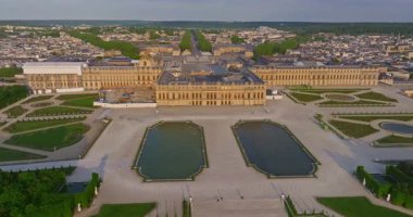 Versay Sarayı 'nın havadan görünüşü ve çevresindeki bahçeler, Fransa.