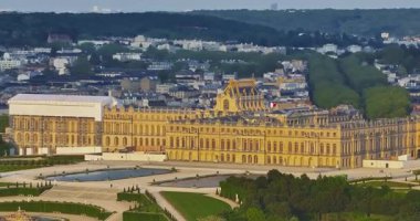 Versay Sarayı 'nın havadan görünüşü ve çevresindeki bahçeler, Fransa.