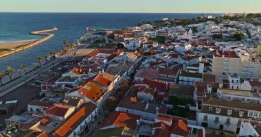 Lagos, Portekiz 'in havadan görünüşü, tarihi eski kasaba, modern konut, marina.