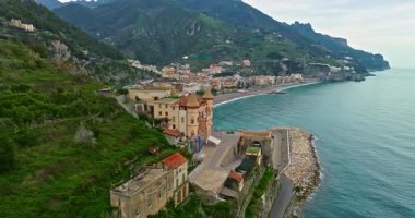 Maiori tatil köyünün havadan görünüşü, Amalfi sahili, İtalya.