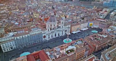 İtalya, Roma 'daki Piazza Navona' nın hava manzarası. Güneşli bir günde.
