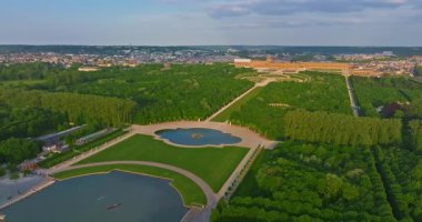 Versay Sarayı 'nın havadan görünüşü ve çevresindeki bahçeler, Fransa.