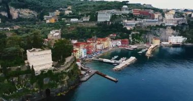 Güney İtalya 'daki Akdeniz kıyısındaki Napoli Körfezi' ndeki Sorrento şehri ve sahil manzarası.
