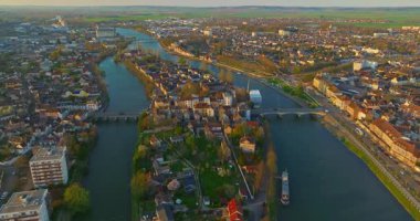 Sens Burgundy Fransa şehirlerinin havadan görünüşü eski tarihi merkezin üzerinde uçuyor..