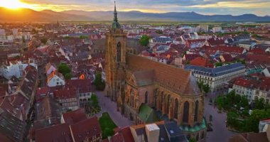Fransa, Colmar 'ın hava manzarası Eglise Saint-Martin, park ve şehir merkezi.