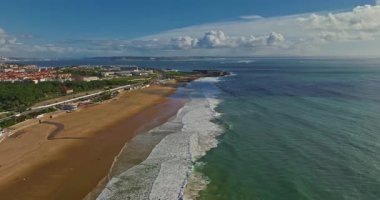 Arka planda ünlü bir köprü olan Portekiz 'deki bir kalenin insansız hava aracı görüntüsü. Portekiz, Carcavelos sahilinden deniz feneri kulesi olan Aziz Julian Kalesi. Carcavelos 'taki Atlantik okyanus dalgaları plajı.