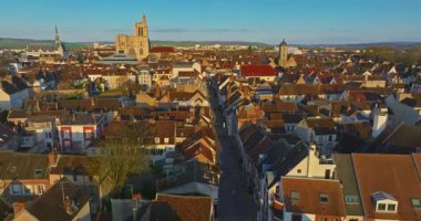 Sens Burgundy Fransa şehirlerinin havadan görünüşü eski tarihi merkezin üzerinde uçuyor..