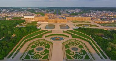 Versay Sarayı 'nın havadan görünüşü ve çevresindeki bahçeler, Fransa.