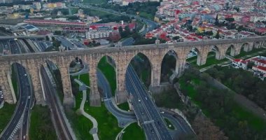 Lizbon, Portekiz, Avrupa 'da su kemeri ve karayolu trafiğinin hava görüntüsü. 