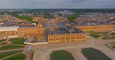 Versay Sarayı 'nın havadan görünüşü ve çevresindeki bahçeler, Fransa.