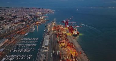 Lizbon, Portekiz 7.07.2025 Lizbon Limanı, Portekiz. Akşamları büyük limanın havadan görüntüsü..