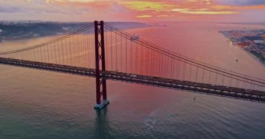  Portekiz, Lizbon 'da gün batımında Tagus Nehri üzerindeki 25 de Abril köprüsünün hava görüntüsü.