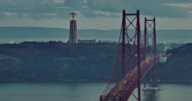  Portekiz, Lizbon 'da gün batımında Tagus Nehri üzerindeki 25 de Abril köprüsünün hava görüntüsü.