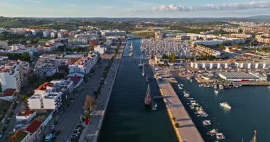 Lagos, Portekiz 'in havadan görünüşü, tarihi eski kasaba, modern konut, marina.