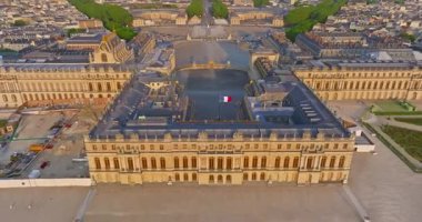 Versay Sarayı 'nın havadan görünüşü ve çevresindeki bahçeler, Fransa.