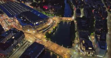 Gece aydınlanmış Zürih şehrinin havadan görünüşü. İsviçre.