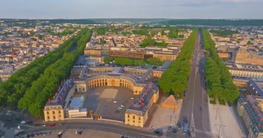 Versay Sarayı 'nın havadan görünüşü ve çevresindeki bahçeler, Fransa.