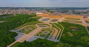 Versay Sarayı 'nın havadan görünüşü ve çevresindeki bahçeler, Fransa.