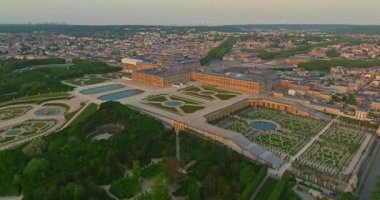 Versay Sarayı 'nın havadan görünüşü ve çevresindeki bahçeler, Fransa.