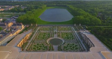 Versay Sarayı 'nın havadan görünüşü ve çevresindeki bahçeler, Fransa.