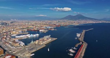Napoli, İtalya 'nın tarihi merkezinin havadan görünüşü. Arka planda Vesuvius volkanı var..