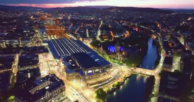 Gece aydınlanmış Zürih şehrinin havadan görünüşü. İsviçre.